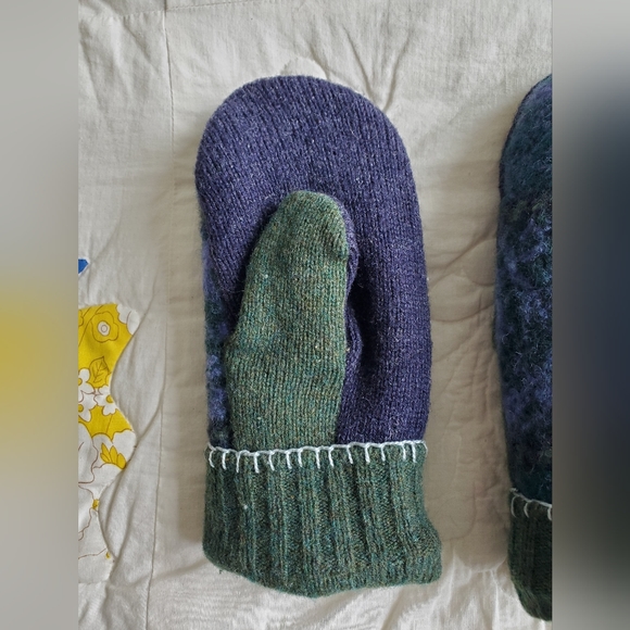 Vintage Handmade Wool Mittens - Picture 8 of 11